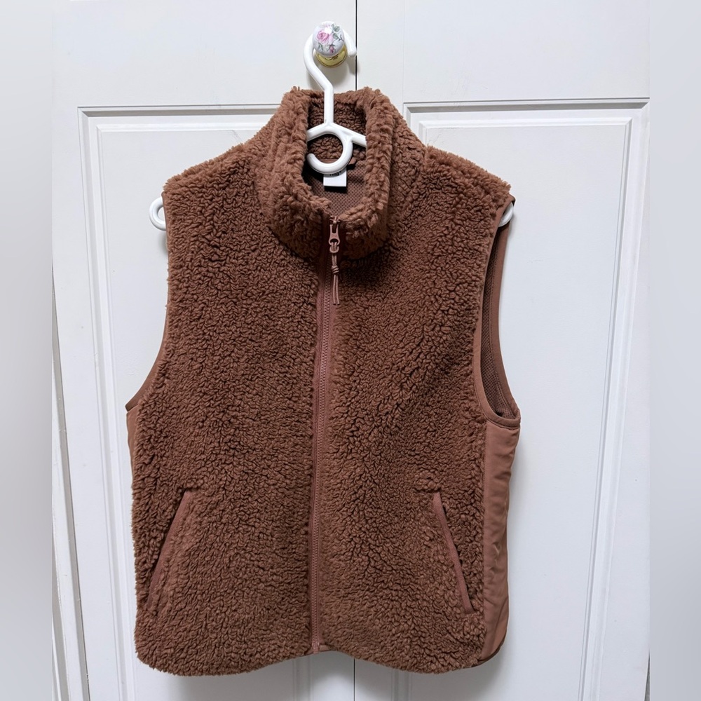 Aritzia TNA Cody Massive Polar Vest